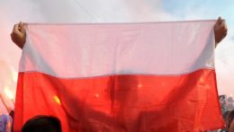Muž s poľskou vlajkou