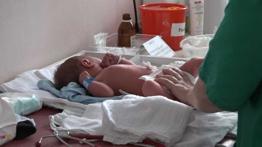 Kto môže počas pandémie k pôrodu? Pravidlá sú nejednotné