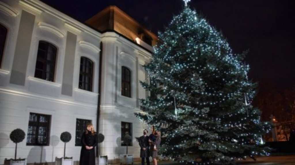 Prezidentka SR Zuzana Čaputová rozsvietila vianočný stromček na nádvorí Prezidentského paláca spolu s rodinou lekárov