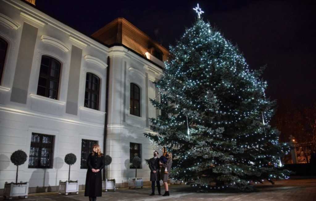 Prezidentka rozsvietila vianočný stromček pred Prezidentským palácom