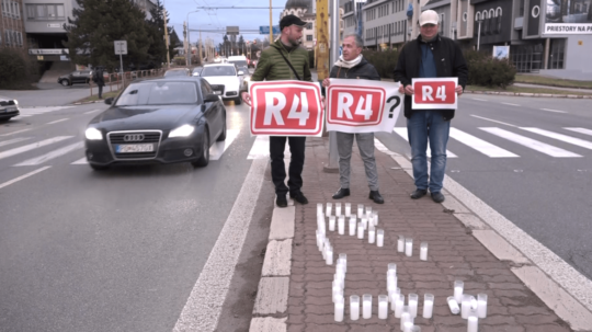 Muži protestujú za výstavbu R4 v Prešove.