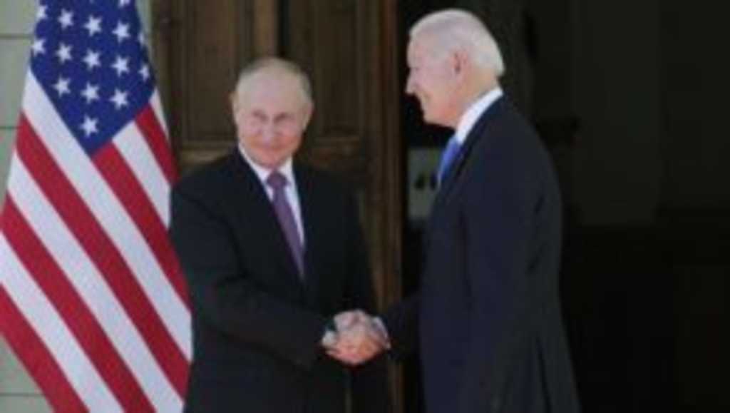 Na snímke ruský prezident Vladimir Putin a americký prezident Joe Biden.