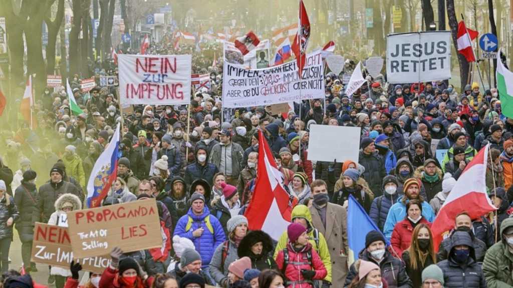Vo Viedni opäť protestujú tisíce ľudí, policajti udeľovali pokuty