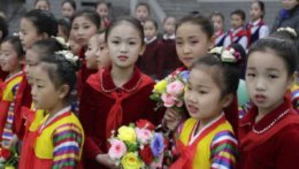 Na snímke severokórejské dievčatá čakajú na svoje tanečné vystúpenie.