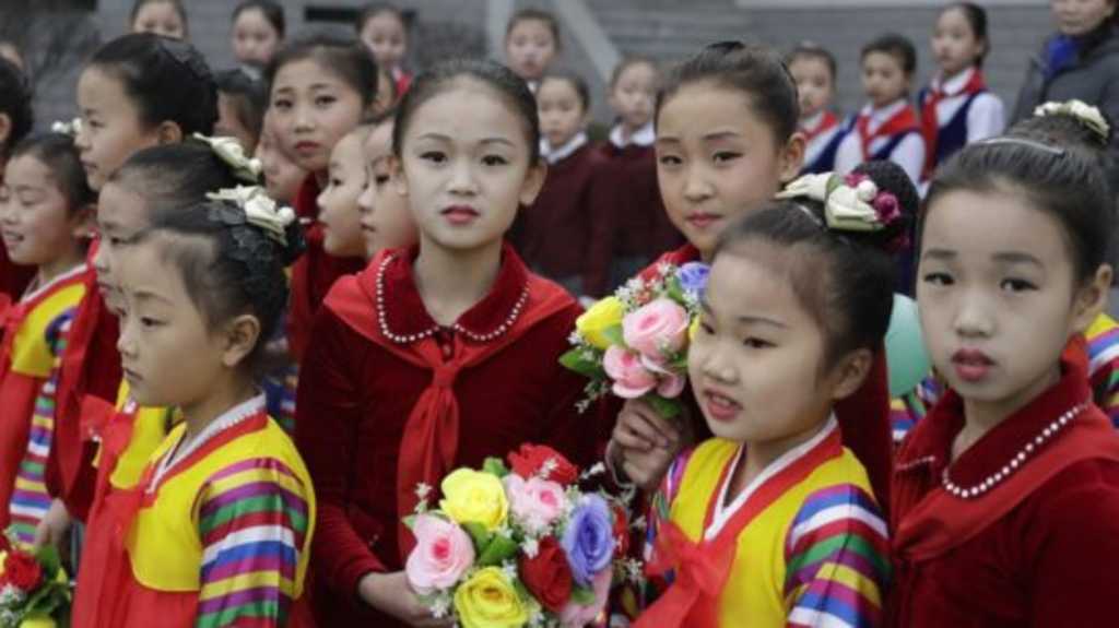 Na snímke severokórejské dievčatá čakajú na svoje tanečné vystúpenie.