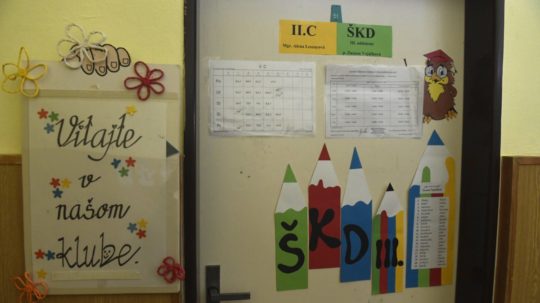 Dvere označujúce školský klub detí na škole v Považskej Bystrici.