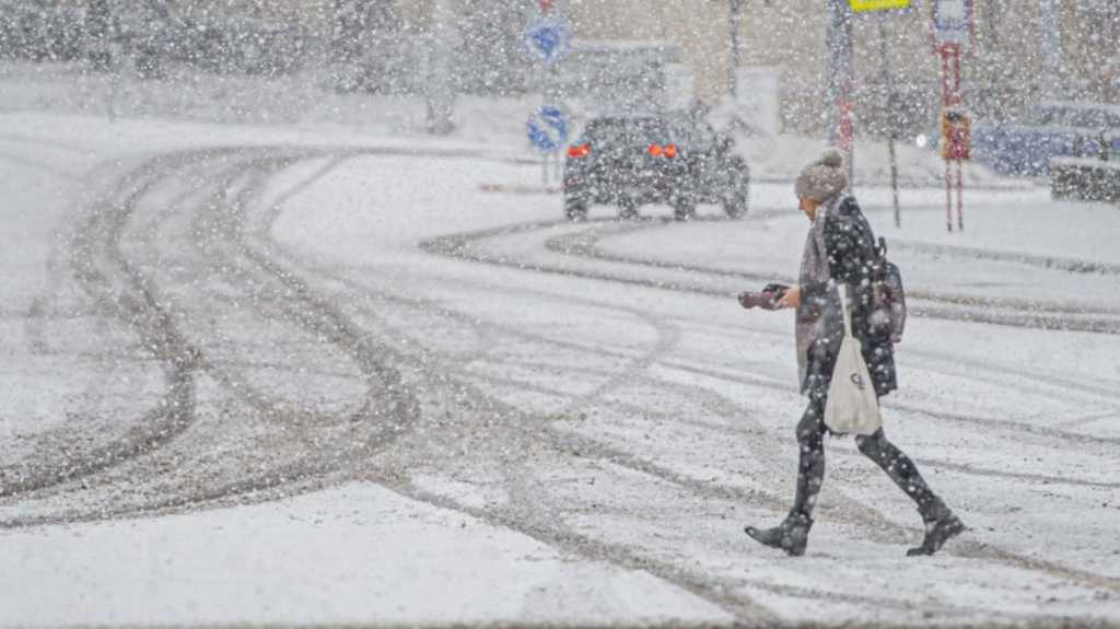 V Bratislave dopravu komplikuje sneženie, stalo sa viacero dopravných nehôd