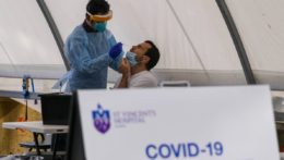 Muž počas testovania na ochorenie COVID-19 v Sydney.