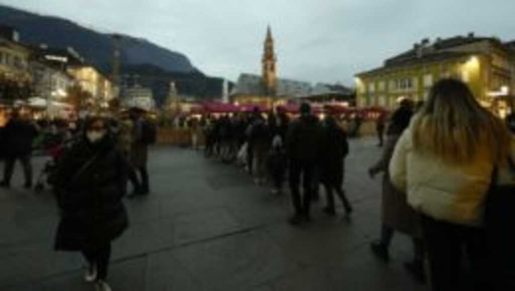 Ľudia čakajú v rade na kontrolu covidpasov pred vstupom na vianočné trhy v severotalianskom meste Bolzano.