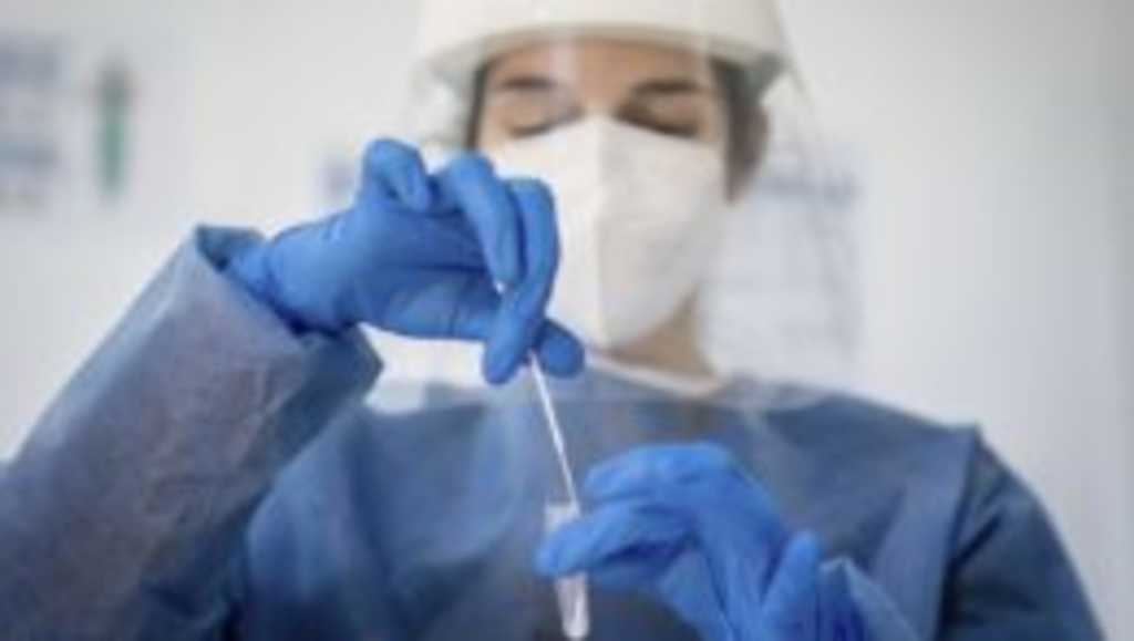 Zdravotníčka drží výter z rýchlotestu počas testovania na ochorenie COVID-19.
