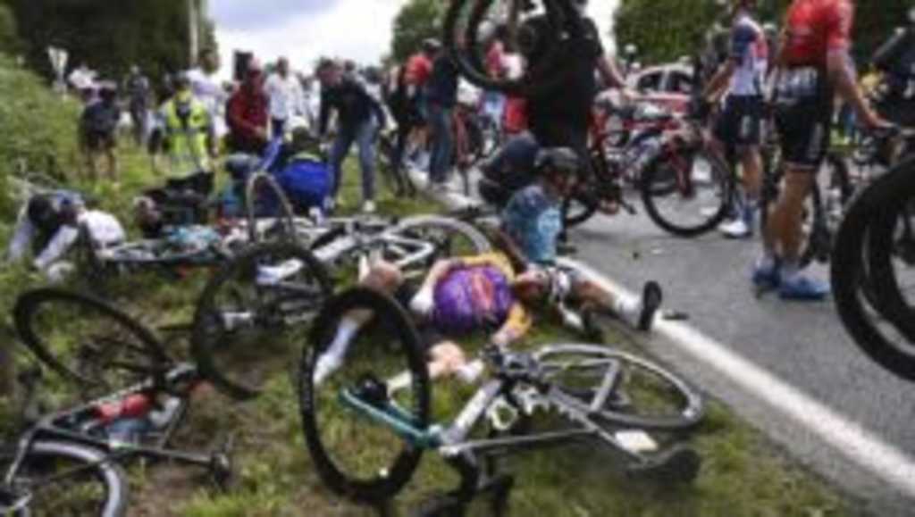 Hromadný pád v 1. etape tohtoročných cyklistických pretekov Tour de France.