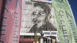 portrét predavača Muhammada Búazízího na fasáde budovy pošty