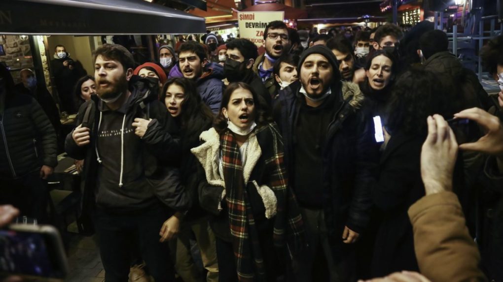 Nespokojných študentov, ktorí prišli protestovať do Ankary, zatkla polícia