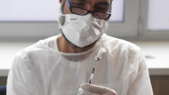 zdravotník drží vakcínu proti ochoreniu COVID-19.