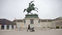 Žena tlačí kočík vo Viedni.