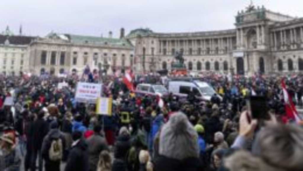 Ľudia protestujú proti povinnému očkovaniu vo Viedni.