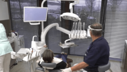 Na snímke zubný lekár vyšetruje pacientku.