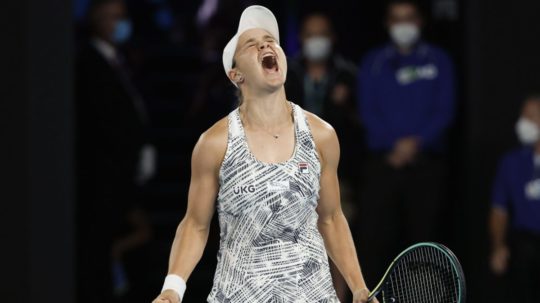 Austrálska tenistka Ashleigh Bartyová sa teší z víťazstva.
