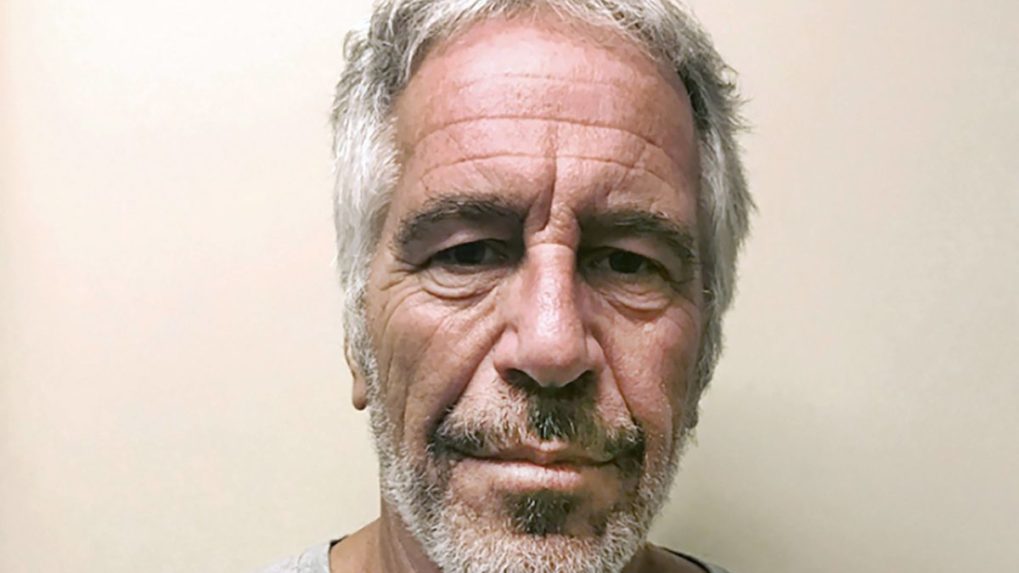 Súd nariadil stiahnutie obvinení voči dozorcom, ktorí strážili Epsteina