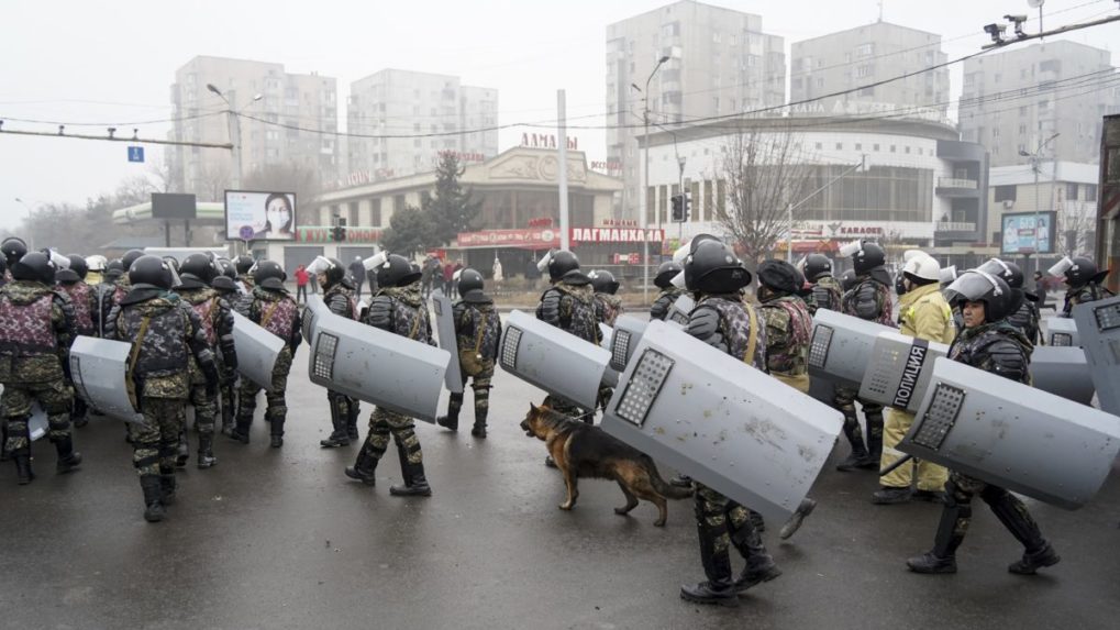 Pri nepokojoch v Kazachstane zomrelo 225 ľudí