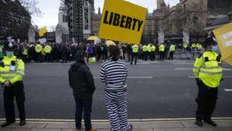 Ľudia počas protestu proti pandemickým opatreniam v Londýne