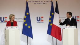Francúzsky prezident Emmanuel Macron a predsedníčka Európskej komisie Ursula von der Leyenová