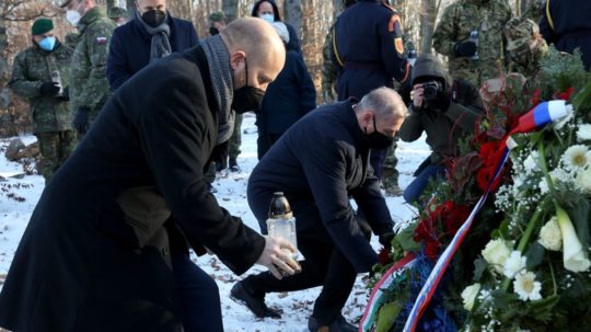 Na snímke minister obrany Jaroslav Naď kladie veniec k pamätníku obetiam leteckej nehody pri obce Hejce.