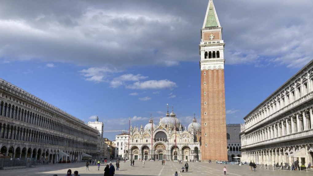 Benátky vykázali českú turistku, fotila sa polonahá na vojenskom pamätníku