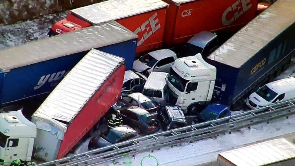Diaľnicu D5 v Česku uzavrela hromadná nehoda, zrazilo sa približne 40 áut