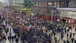 Ľudia protestujú proti pandemickým opatreniam v Štokholme.