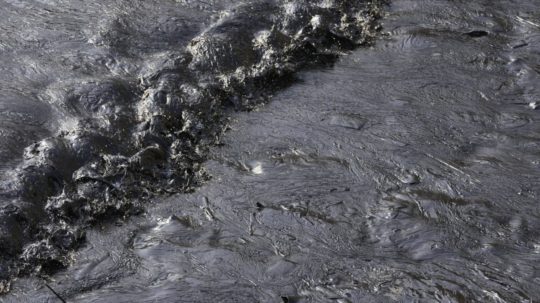 Znečistená pláž ropou v Peru.
