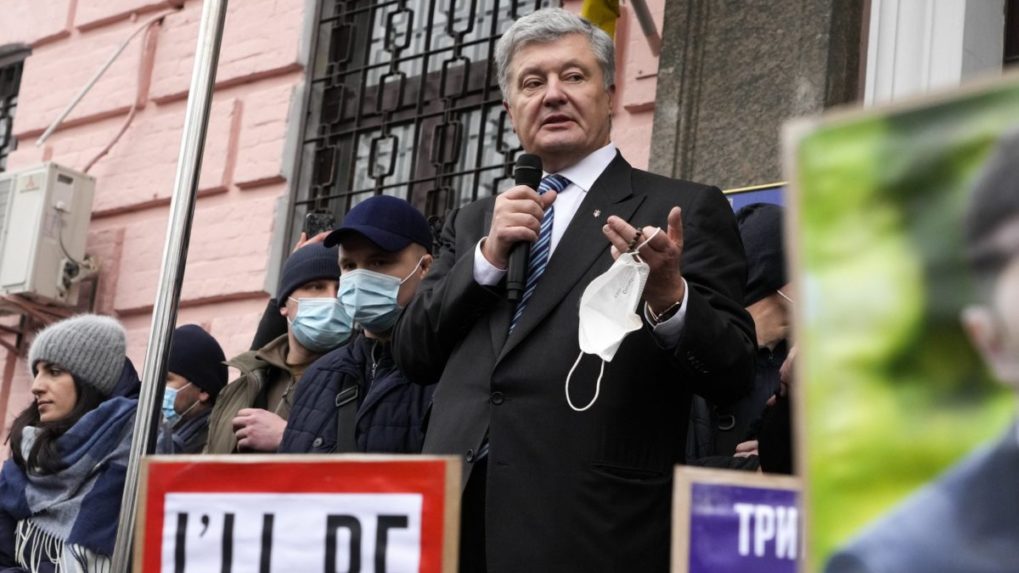 Exprezidenta Porošenka budú vyšetrovať na slobode, súd v Kyjeve ho nevzal do väzby