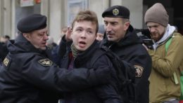 Bieloruská polícia zatýka novinára Ramana Prataseviča v Minsku.