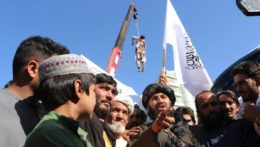 príslušníci afganského militantného hnutia Taliban zavesili na hlavnom námestí v meste Herát na západe Afganistanu na žeriav mŕtve telo.