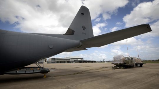 Austrálske lietadlo priviezlo humanitárnu pomoc.