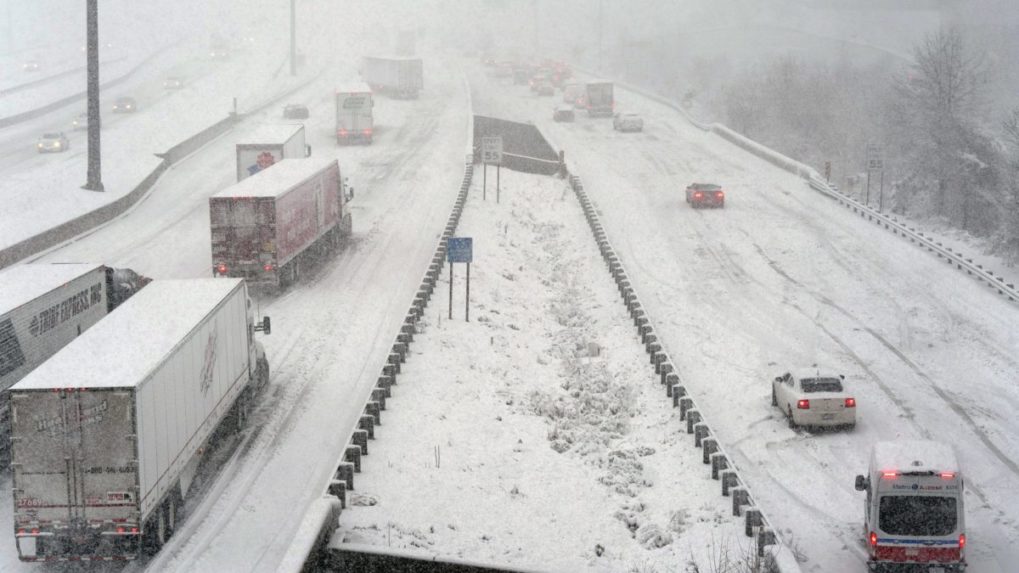 V USA uväznila snehová búrka na diaľnici stovky vodičov