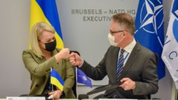 Na snímke Natalia Galibarenko, vedúca misie Ukrajiny pri NATO a Ludwig Decamps, šéf Komunikačnej a informačnej agentúry NATO.