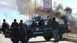 príslušníci Talibanu pri policajnom aute