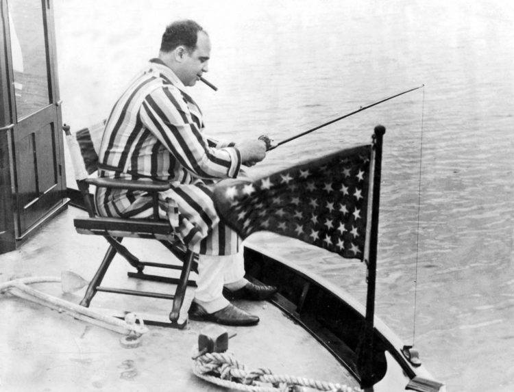 Al Capone počas rybárčenia na svojej lodi.