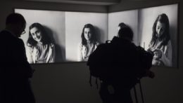 Fotografia Anny Frankovej vo vynovenom múzeu Anny Frankovej v Amsterdame.