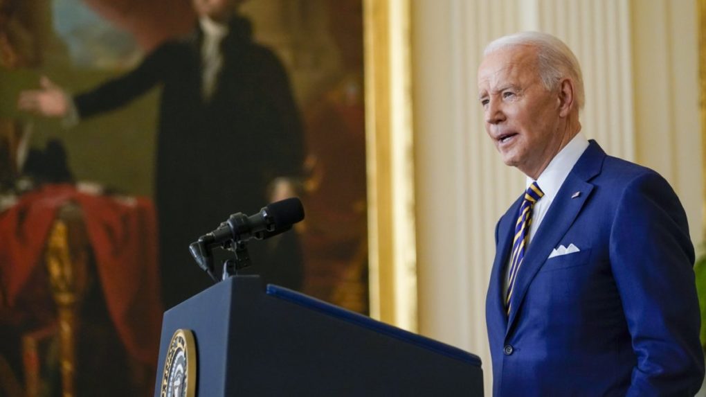 Biden označil omikron za nového nepriateľa, nevidí však dôvod na paniku