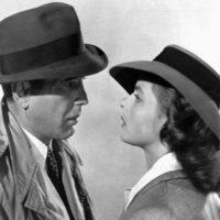 Charizmatický herec v rolách drsného muža, aj taký bol Humphrey Bogart