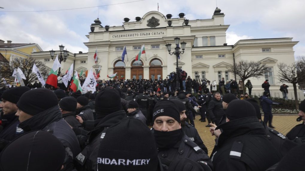 Popierači covidu sa chceli násilím dostať do bulharského parlamentu