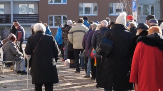 Ľudia čakajú v rade na očkovanie v Banskej Bystrici.
