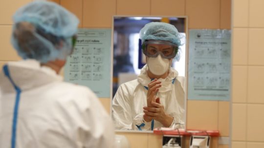 Zdravotníčka si umýva ruky počas práce na JISke v pražskej nemocnici.