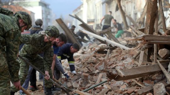 Na snímke vojaci počas záchranných prác po po zemetrasení v chorvátskom meste Petrinja.
