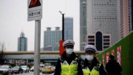 policajní príslušníci v čínskom Šanghaji