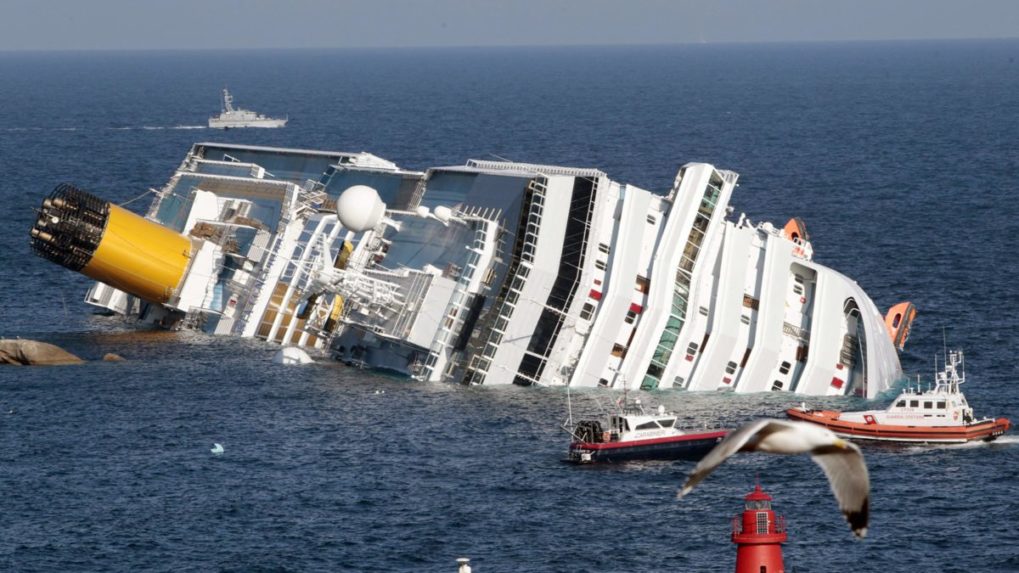 Manéver zbabelého kapitána si vyžiadal 32 obetí. Z luxusnej lode Costa Concordia sa stal vrak