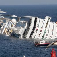 Manéver zbabelého kapitána si vyžiadal 32 obetí. Z luxusnej lode Costa Concordia sa stal vrak