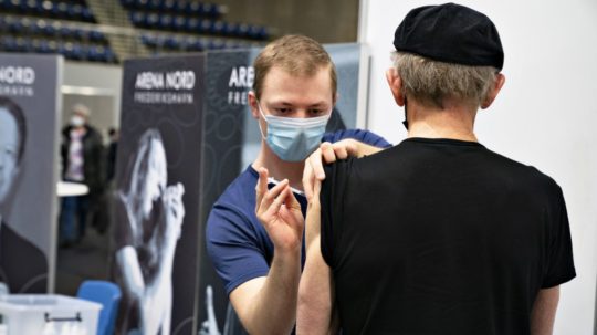 Muž dostáva vakcínu proti ochoreniu COVID-19 v dánskom meste Frederikshavn.